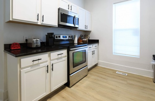 Windsor Park House | King Bed, Quiet & Safe, Huge Backyard, Close to Downtown