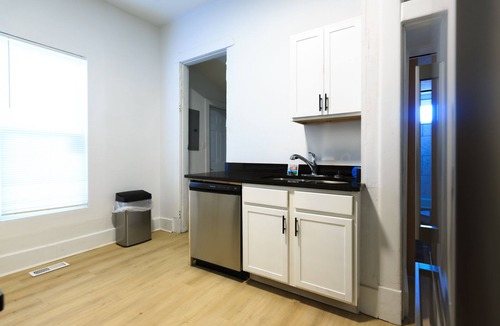 Windsor Park House | King Bed, Quiet & Safe, Huge Backyard, Close to Downtown