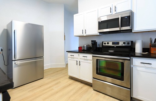 Windsor Park House | King Bed, Quiet & Safe, Huge Backyard, Close to Downtown