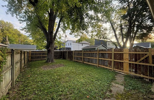 Windsor Park House | King Bed, Quiet & Safe, Huge Backyard, Close to Downtown