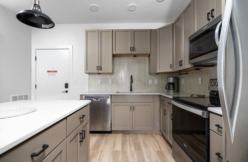 Traverse City Condo | King Bed + Sofa I Walk DT + Front St