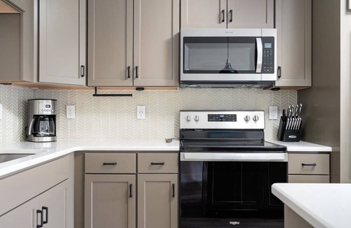 Traverse City Condo | King Bed + Sofa I Walk DT + Front St
