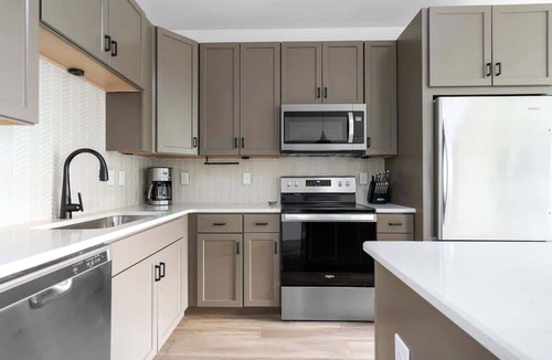 Traverse City Condo | King Bed + Sofa I Walk DT + Front St