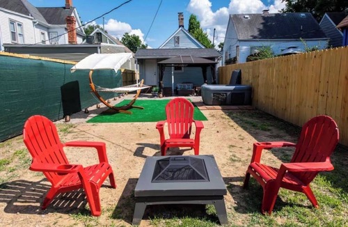 New Albany House | King bed with backyard oasis