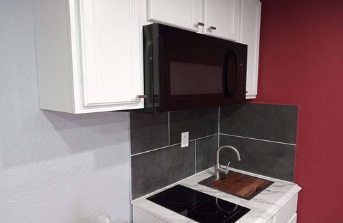 Marshall Apartment | King Bed with Kitchenette Non-Smoking