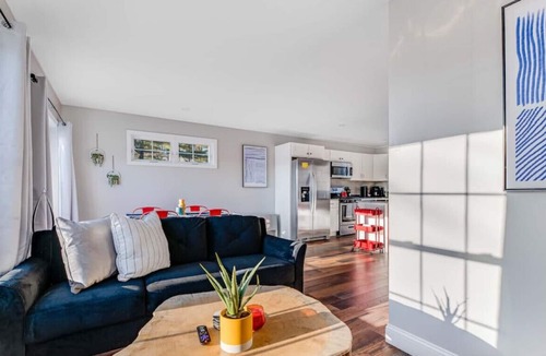 Southern Coast Apartment | King Bed | Work PC | w Parking