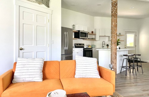 Topsham Apartment | King size Bed Big Smile Big Sunshine 1st FL Washer&Dryer