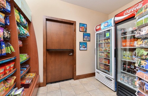 Nor Este Condo | King Suite | Free Daily Breakfast, Pool + Hot Tub Access