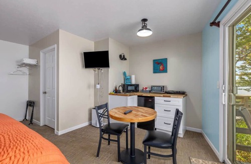 Lake City Apartment | King suite with Lake View