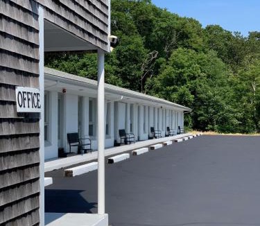 Dennis Hotel | Kingfisher Lodging