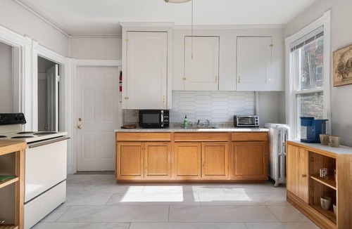 Parkside Apartment | Knock on Wood | Airy Charm in Heart of Downtown