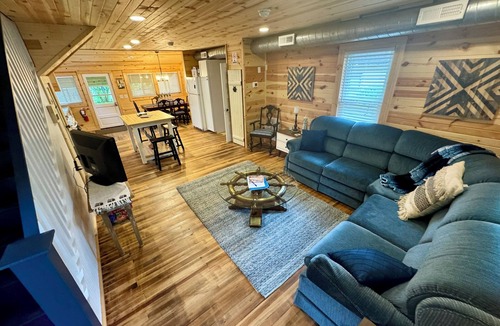 Conneaut Lakeshore Cottage | Knot Shores- Cozy, 3 bedroom Cottage, w/water access