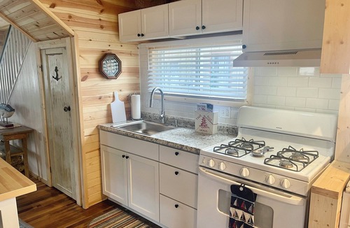 Conneaut Lakeshore Cottage | Knot Shores- Cozy, 3 bedroom Cottage, w/water access