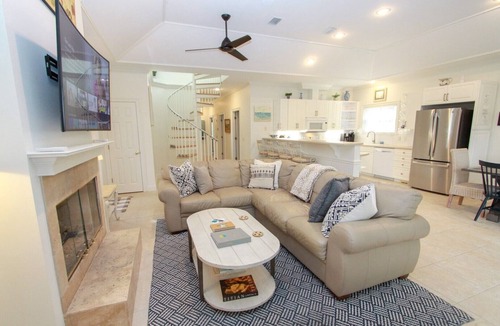 Seagrove Beach House | L'escapade, Old Seagrove, Near Seaside, Private Heated Pool, Close to Beach