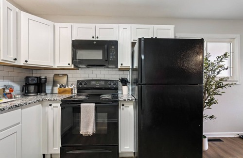 Grove City House | La Rosa Retreat- 2BR, 1 BA, Free Parking