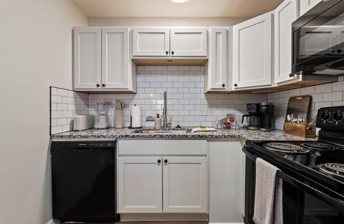 Grove City House | La Rosa Retreat- 2BR, 1 BA, Free Parking