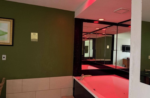 Pike Hotel | Lafayette Inn & Suites