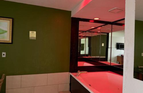 Pike Hotel | Lafayette Inn & Suites