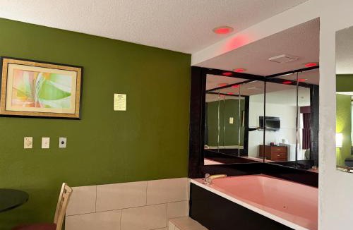 Pike Hotel | Lafayette Inn & Suites