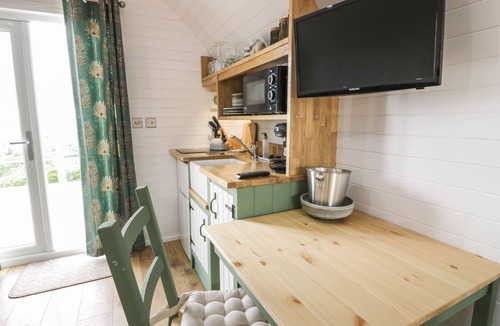 Lochmaben Cottage | LAIRD LODGE 5, romantic, with hot tub in Lochmaben