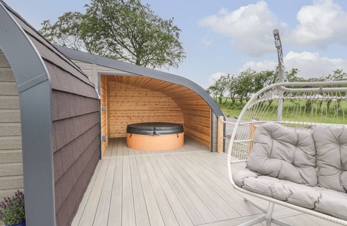 Lochmaben Cottage | LAIRD LODGE 5, romantic, with hot tub in Lochmaben