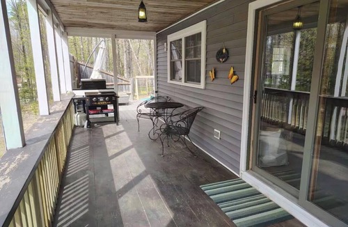 Lake Arrowhead House | Lake access! 2-bedroom house in Waterboro