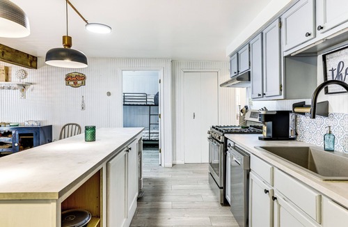 Reed City House | Lake Access Steps Away: Dock, Deck & Grill!
