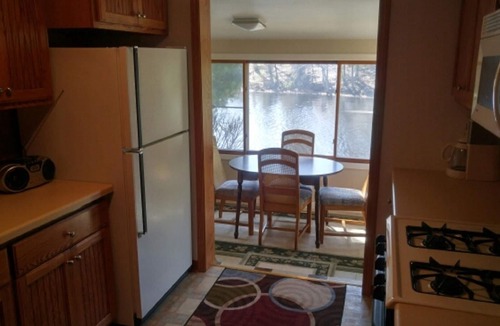 Friendship House | Lake Cottage 30 minutes from Wisconsin Dells.