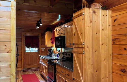 Monticello Cabin | Lake Cumberland/Conley Bottom area-Log Cabin Rental, Private, Lake Access .25 Mi