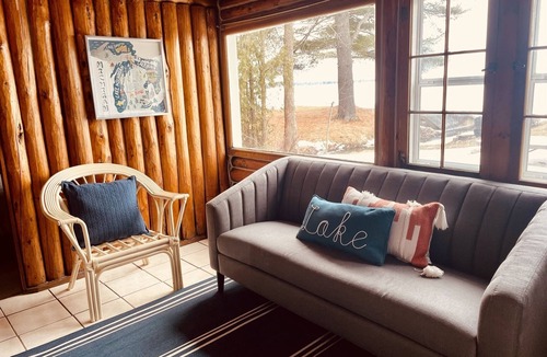 Prudenville Cabin | “Lake Days” lakefront Log Cabin