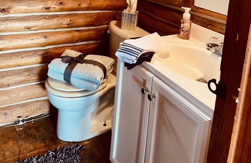 Prudenville Cabin | “Lake Days” lakefront Log Cabin