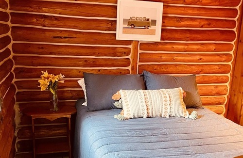 Prudenville Cabin | “Lake Days” lakefront Log Cabin