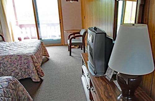 Copper Harbor Hotel | Lake Fanny Hooe Resort-2 Bed With Balcony #12 Hotel Room