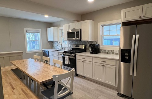 Norton Shores House | Lake Harbor Haven.a charming 2BR house with AC, WiFi across from Maranatha.