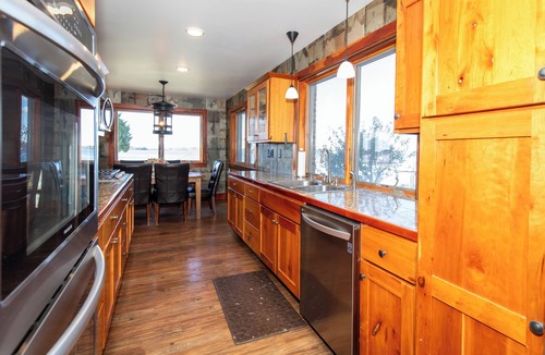 Sandusky House | Lake House at Cedar Point: Waterfront Family Retreat