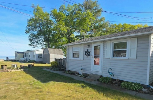 Au Gres Cottage | Lake Huron Freebird - Cozy 2BR Cottage with Beach Access & Golf Nearby