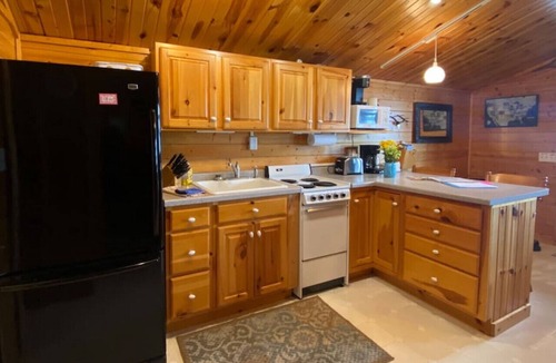 Alexandria Cabin | Lake Le Homme Dieu Cozy cabin at the water's edge!