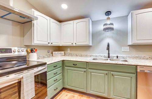 Craig Beach House | Lake Milton 1 Block From Beach With A Hot Tub!