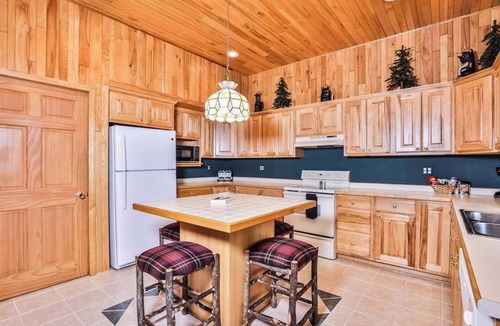 Manitowish Waters Condo | Lake resort villa with water views, screened porch & marina - dog-friendly