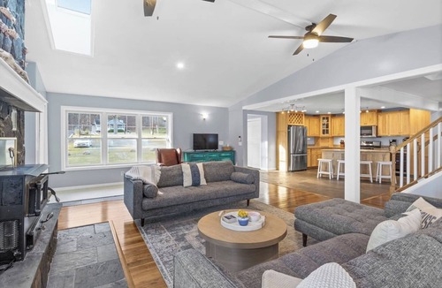Branchport Cottage | Lake Therapy On Keuka | Lakefront | FLX | Hot Tub