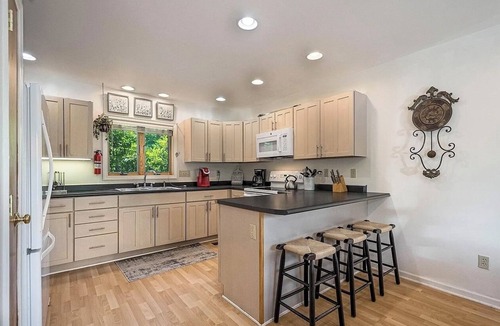 Thayerville Ski Chalet | Lake Views! HOT TUB! Walk to Lake Rentals, Coffee & Eats. Minutes to Everything!