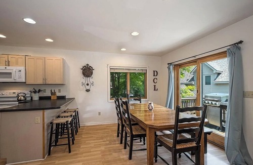 Thayerville Ski Chalet | Lake Views! HOT TUB! Walk to Lake Rentals, Coffee & Eats. Minutes to Everything!