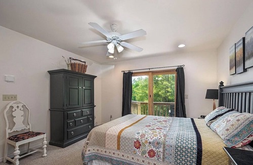 Thayerville Ski Chalet | Lake Views! HOT TUB! Walk to Lake Rentals, Coffee & Eats. Minutes to Everything!