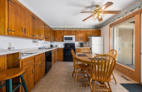 Breezy Point Apartment | Lakefront 2BR Townhome with Beach & Dock Access