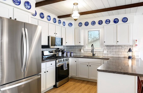 Canadian Lakes Cottage | Lakefront Blue Cottage Canadian Lakes