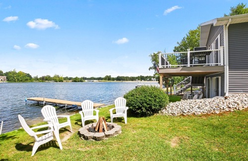 Canadian Lakes Cottage | Lakefront Blue Cottage Canadian Lakes