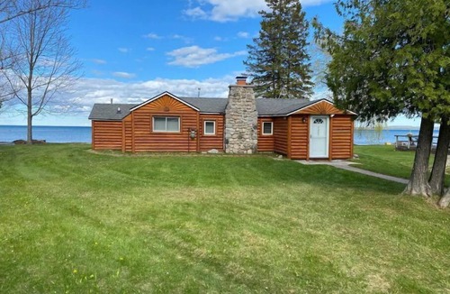 Houghton Lake Heights Cabin | Lakefront Cabin with Sandy Beach, Deck & Firepit!