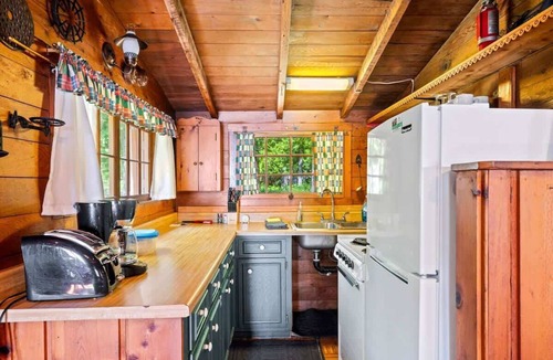 Jacksonport Cabin | Lakefront Cottage · Sunrise Views · Jacksonport