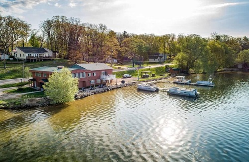 Mayfield House | Lakefront Cottage with Hot Tub & Fire Pit