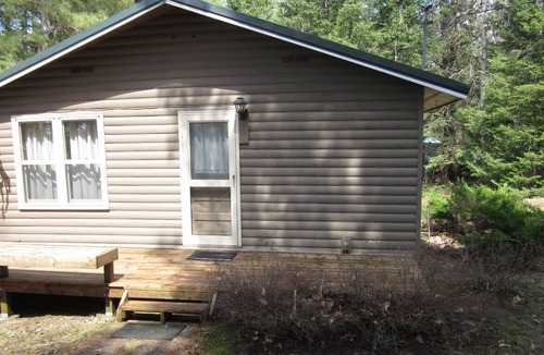 Crandon Cottage | Lakefront Cottage with 18' Pontoon included